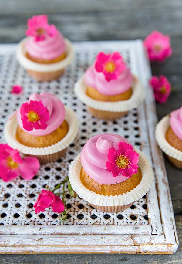 cupcake con frosting rosa