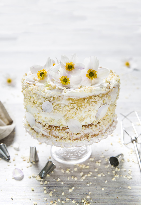 Naked cake con fiori freschi