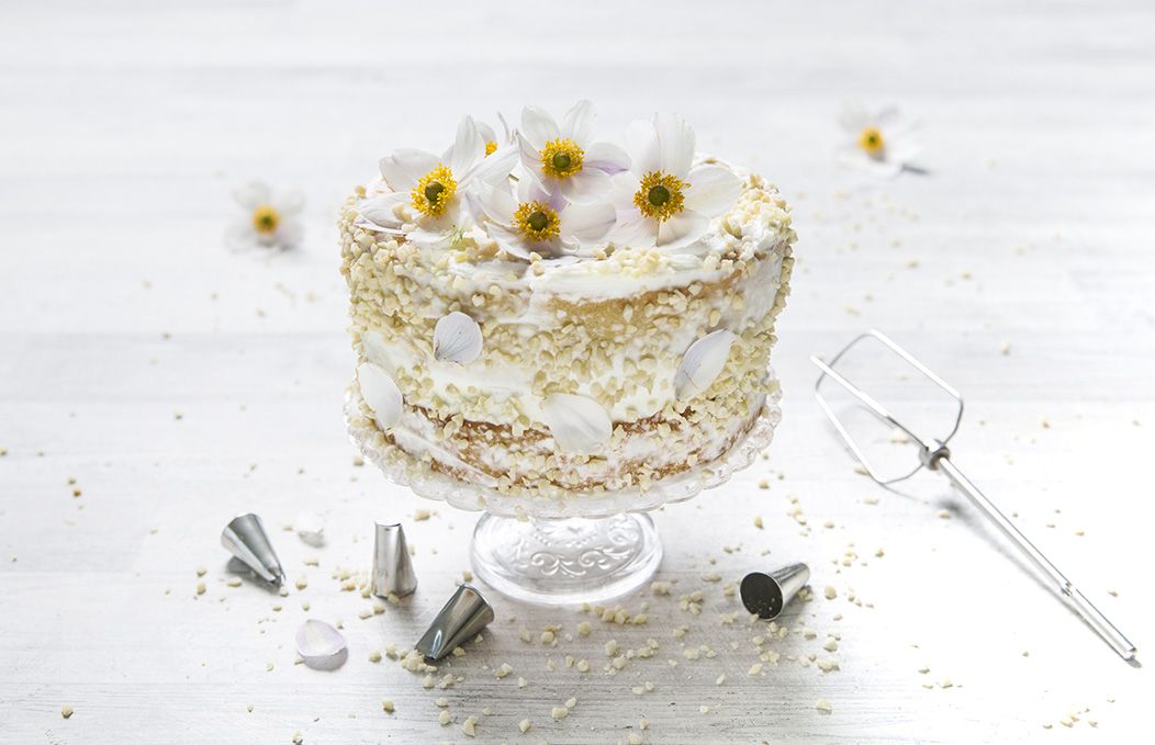 Naked cake con granella e fiori freschi