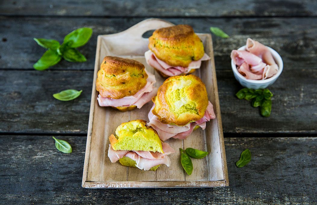 Muffin salati verdi con prosciutto