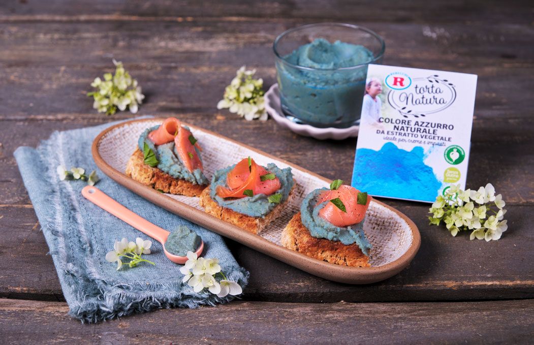 Crostini al salmone e hummus azzurro