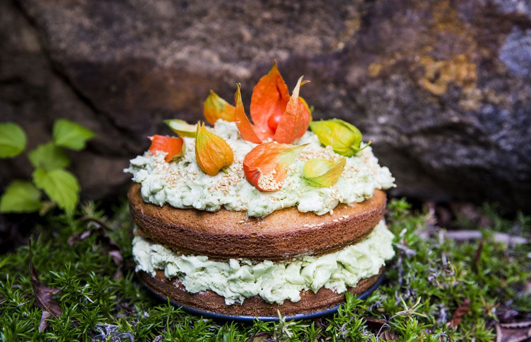 Naked cake alla zucca con crema verde e granella di mandorle